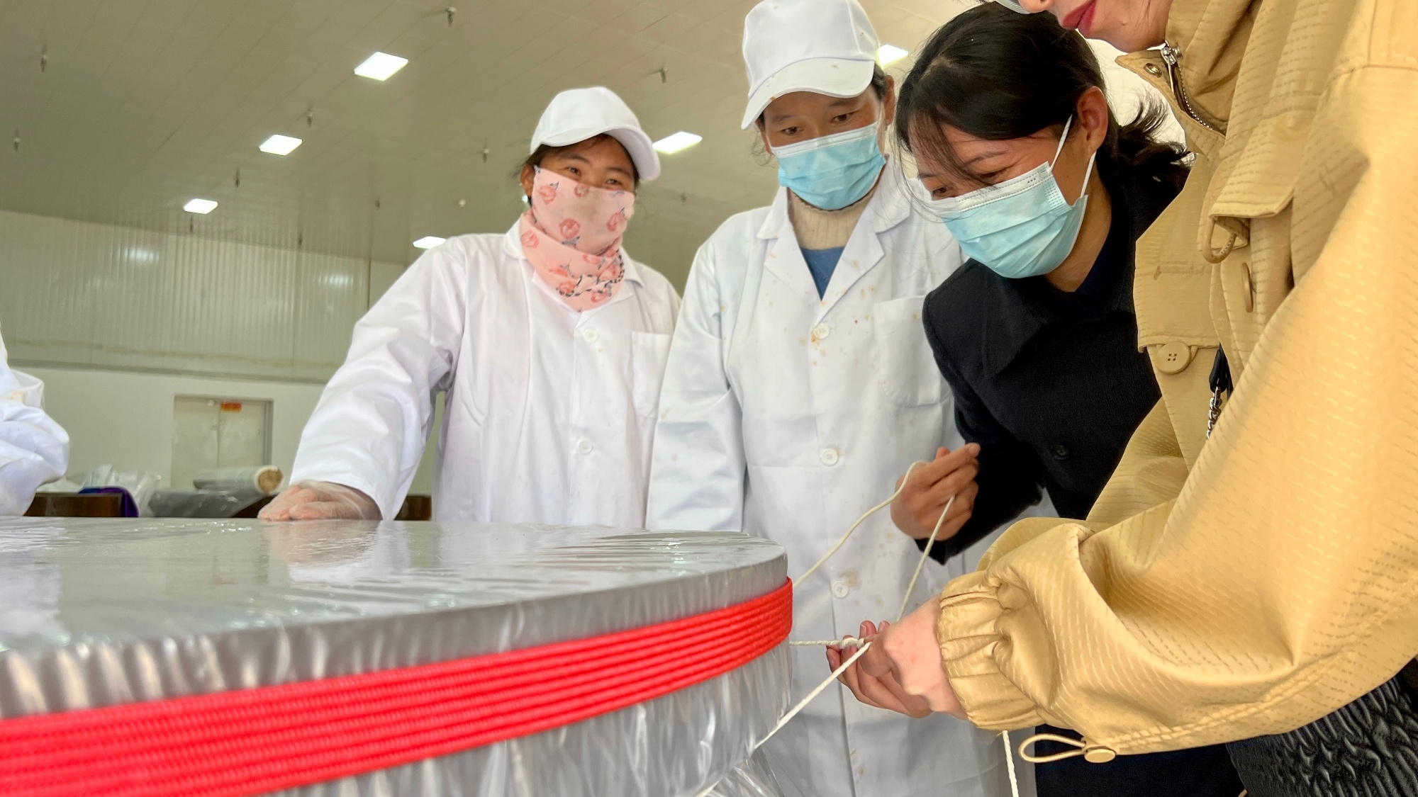 ”出醇香酒 盐源苹果产业链再升级mg不朽情缘游戏登录入口苹果“酿(图3)
